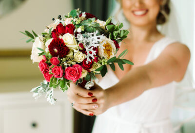 Brautstrauss mit roten Rosen und weiß